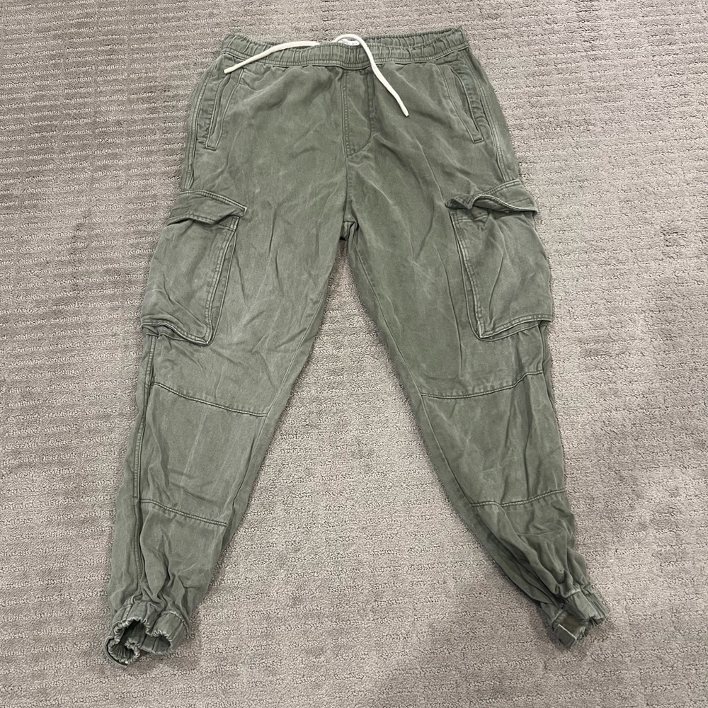 ZARA MENS DISTRESSED GREEN CAPRI PANTS